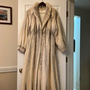 Full length mink coat.size 10. Barely worn. Approximately 18 years old.